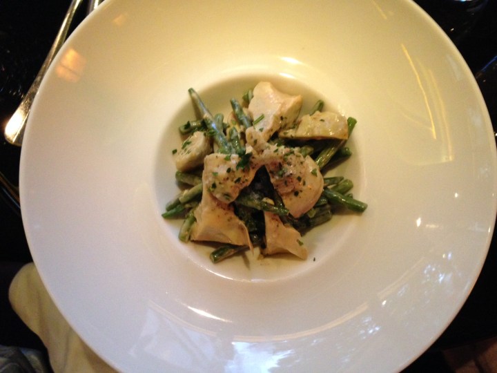 salade d'artichauts et haricots verts frais, copeaux de parmesan, café du théatre